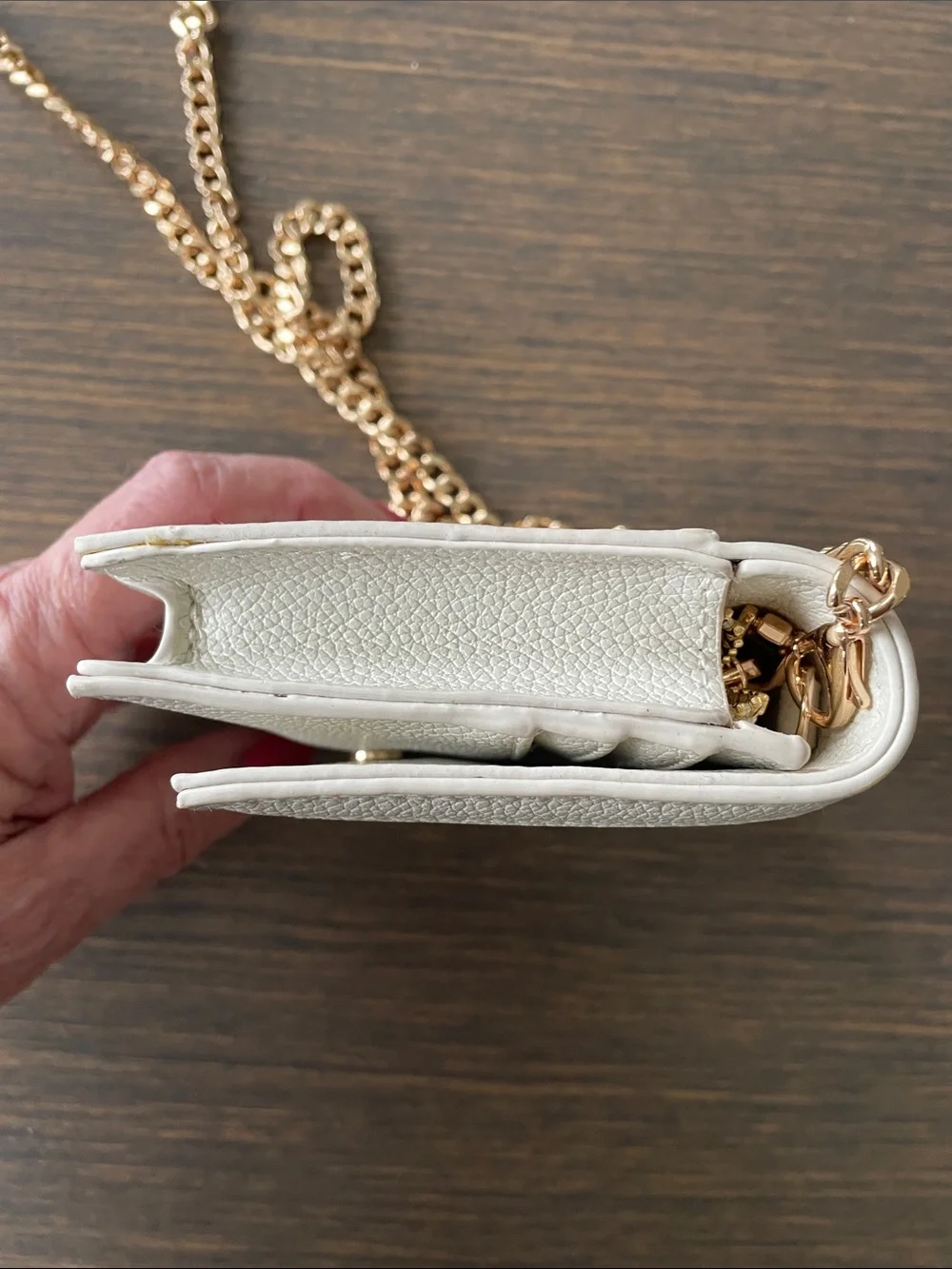 ANNE KLEIN WHITE PEBBLED CROSSBODY WALLET ON A CHAIN with Gold Hardware
